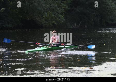 Ayr, Ayrshire, Scozia. Gli studenti delle scuole, dell'università e dell'università UWS provano barche diverse e imparano tecniche, sicurezza, benessere Foto Stock