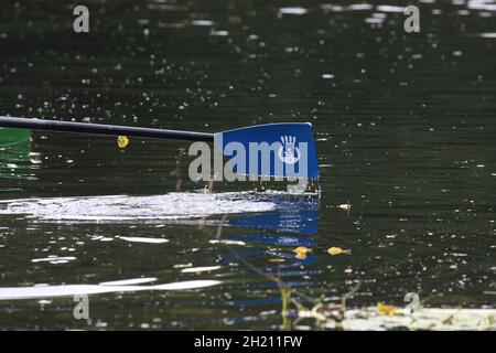 Ayr, Ayrshire, Scozia. Gli studenti delle scuole, dell'università e dell'università UWS provano barche diverse e imparano tecniche, sicurezza, benessere Foto Stock