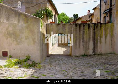 La città etrusca di Populonia conosciuta per le necropoli, le antiche rovine, il castello e il mare Foto Stock