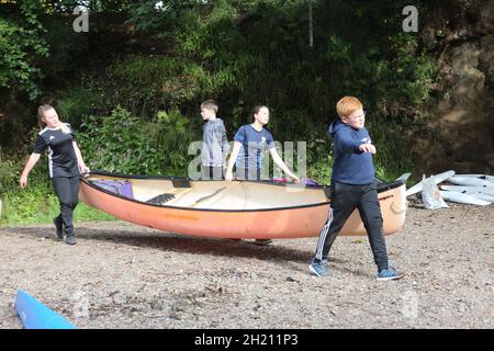 Ayr, Ayrshire, Scozia. Gli studenti delle scuole, dell'università e dell'università UWS provano barche diverse e imparano tecniche, sicurezza, benessere Foto Stock