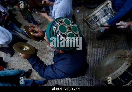 Nablus. 19 Ott 2021. I palestinesi partecipano a una celebrazione per il compleanno del Profeta Muhammad nella città di Nablus, in Cisgiordania, il 19 ottobre 2021. Credit: Nobani/Xinhua/Alamy Live News Foto Stock