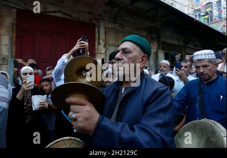 Nablus. 19 Ott 2021. I palestinesi partecipano a una celebrazione per il compleanno del Profeta Muhammad nella città di Nablus, in Cisgiordania, il 19 ottobre 2021. Credit: Nobani/Xinhua/Alamy Live News Foto Stock