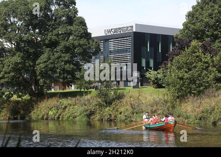 Ayr, Ayrshire, Scozia. Gli studenti delle scuole, dell'università e dell'università UWS provano barche diverse e imparano tecniche, sicurezza, benessere. Foto Stock