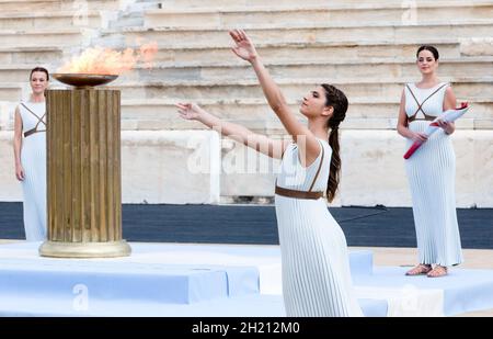 Atene, Grecia. 19 Ott 2021. Un'attrice si esibisce durante la cerimonia di consegna della fiamma olimpica per i Giochi Olimpici invernali di Pechino 2022 allo Stadio Panathenaic di Atene, Grecia, 19 ottobre 2021. Credit: Marios Lolos/Xinhua/Alamy Live News Foto Stock