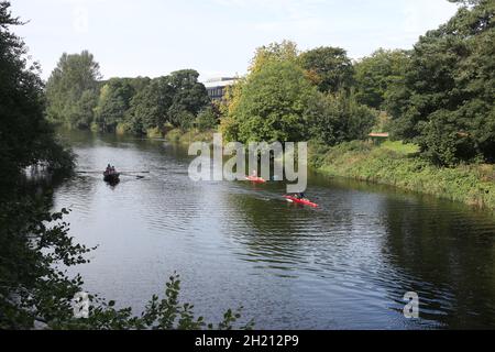 Ayr, Ayrshire, Scozia. Gli studenti delle scuole, dell'università e dell'università UWS provano barche diverse e imparano tecniche, sicurezza, benessere. Foto Stock