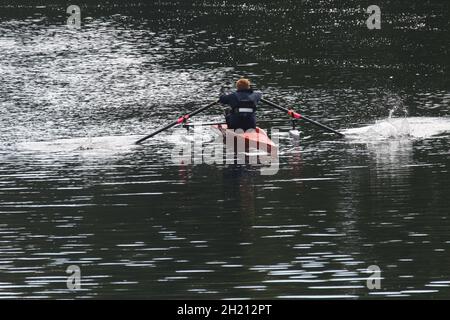 Ayr, Ayrshire, Scozia. Gli studenti delle scuole, dell'università e dell'università UWS provano barche diverse e imparano tecniche, sicurezza, benessere Foto Stock