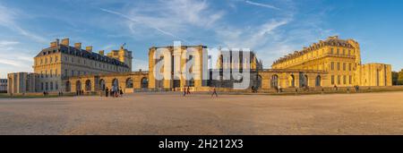 Vincennes, Francia - 10 16 2021: Castello di Vincennes. Vista della facciata del Castello di Vincennes al tramonto Foto Stock