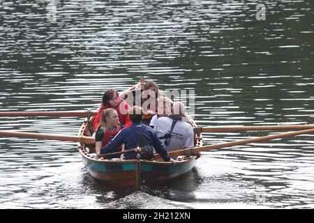 Ayr, Ayrshire, Scozia. Gli studenti delle scuole, dell'università e dell'università UWS provano barche diverse e imparano tecniche, sicurezza, benessere Foto Stock