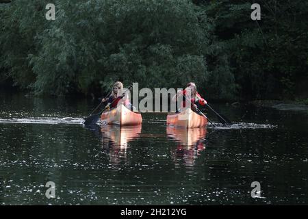 Ayr, Ayrshire, Scozia. Gli studenti delle scuole, dell'università e dell'università UWS provano barche diverse e imparano tecniche, sicurezza, benessere Foto Stock