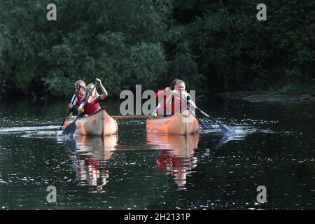 Ayr, Ayrshire, Scozia. Gli studenti delle scuole, dell'università e dell'università UWS provano barche diverse e imparano tecniche, sicurezza, benessere Foto Stock