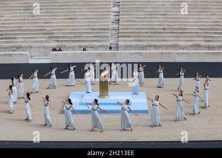 Atene, Grecia. 19 Ott 2021. Le Attrici si esibiscono durante la cerimonia di consegna della fiamma olimpica per i Giochi Olimpici invernali di Pechino 2022 allo Stadio Panathenaico di Atene, Grecia, 19 ottobre 2021. Credit: Zheng Huansong/Xinhua/Alamy Live News Foto Stock