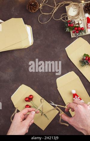 Calendario aspetto. Calendario dell'avvento di Natale. Fatto a mano. Vista dall'alto. Fare l'avvento. Decorazione dell'avvento. Posiziona per testo Foto Stock