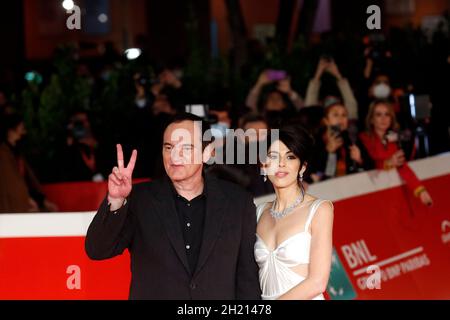 Roma, Italia. 19 Ott 2021. Il regista americano Quentin Tarantino con sua moglie, la cantante Daniela sceglie posa per fotografi sul tappeto rosso durante la sedicesima edizione del Festival del Film di Roma . Roma (Italia), 19 Ottobre 2021Foto Samantha Zucchi Insidefoto credito: Insidefoto srl/Alamy Live News Foto Stock