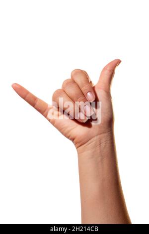 Linguaggio dei segni, la lettera Y. isolato su sfondo bianco. Mano della donna con il gesto della lettera Y in alfabeto di segno. Foto Stock