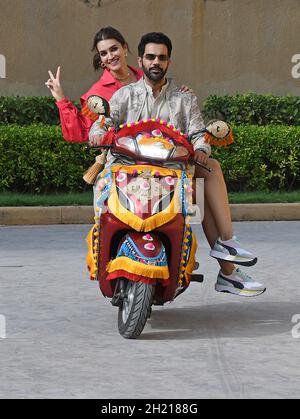 Mumbai, India. 19 Ott 2021. Gli attori di Bollywood Rajkummar Rao e Kriti Sanon arrivano su uno scooter per un evento promozionale del loro prossimo film "Hum do Hamare do" a Mumbai. (Foto di Ashish Vaishnav/SOPA Images/Sipa USA) Credit: Sipa USA/Alamy Live News Foto Stock