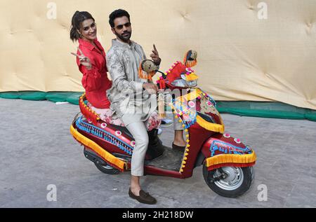 Mumbai, India. 19 Ott 2021. Gli attori di Bollywood Rajkummar Rao e Kriti Sanon, si presentano per foto su uno scooter per un evento promozionale del loro prossimo film 'Hum do Hamare do' a Mumbai. (Foto di Ashish Vaishnav/SOPA Images/Sipa USA) Credit: Sipa USA/Alamy Live News Foto Stock