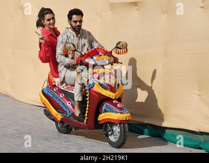 Mumbai, India. 19 Ott 2021. Gli attori di Bollywood Rajkummar Rao e Kriti Sanon arrivano su uno scooter per un evento promozionale del loro prossimo film "Hum do Hamare do" a Mumbai. (Foto di Ashish Vaishnav/SOPA Images/Sipa USA) Credit: Sipa USA/Alamy Live News Foto Stock