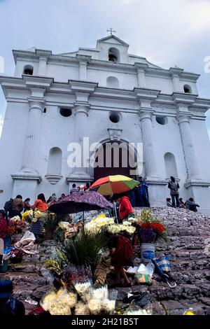Le scene del mercato domenicale di fronte alla Chiesa di Santo Tomas, Chichicastenango, Guatemala Foto Stock