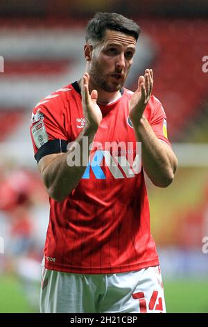 Londra, Regno Unito. 19 Ott 2021. Un abbattuto Conor Washington di Charlton Athletic aggancia i fan di casa dopo la partita. EFL Skybet Football League One Match, Charlton Athletic / Accrington Stanley at the Valley di Londra martedì 19 ottobre 2021. Questa immagine può essere utilizzata solo per scopi editoriali. Solo per uso editoriale, licenza richiesta per uso commerciale. Nessun uso in scommesse, giochi o un singolo club/campionato/player pubblicazioni. pic di Steffan Bowen/Andrew Orchard sport fotografia/Alamy Live news credito: Andrew Orchard sport fotografia/Alamy Live News Foto Stock