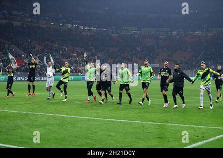 I giocatori del FC Internazionale festeggiano dopo aver vinto la partita di UEFA Champions League Group D tra FC Internazionale e FC Sheriff Tiraspol allo Stadio Giuseppe Meazza il 19 ottobre 2021 a Milano. Foto Stock