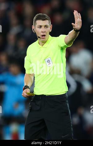 Sheffield, Inghilterra, 19 ottobre 2021. Arbitro Matt Donohue durante la partita del Campionato Sky Bet a Bramall Lane, Sheffield. Il credito dovrebbe essere: Isaac Parkin / Sportimage Foto Stock