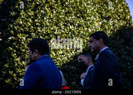 Washington, Stati Uniti d'America. 19 Ott 2021. I legislatori della Casa Progressive Caucus tenere una conferenza stampa fuori della West Wing dopo l'incontro con il presidente degli Stati Uniti Joe Biden per discutere il suo programma legislativo alla Casa Bianca a Washington, DC Martedì, 19 ottobre 2021. Credit: Samuel Corum/Pool/Sipa USA Credit: Sipa USA/Alamy Live News Foto Stock