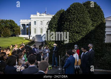 I legislatori della Casa Progressive Caucus tenere una conferenza stampa fuori della West Wing dopo l'incontro con il presidente degli Stati Uniti Joe Biden per discutere il suo programma legislativo alla Casa Bianca a Washington, DC Martedì, 19 ottobre 2021. Credito: Samuel Corum / piscina via CNP Foto Stock