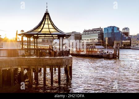 Pagoda con vista sul Tamigi in Piazza accanto al ristorante Pier, London Bridge, Londra, Regno Unito Foto Stock