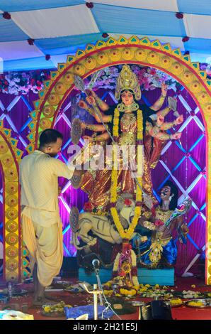 Aarti è offerto alla dea Durga durante le celebrazioni di Durga Puja dall'Associazione Culturale Ponda bengalese di Goa Foto Stock