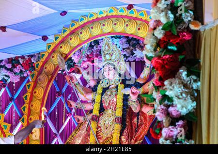 Aarti è offerto alla dea Durga durante le celebrazioni di Durga Puja dall'Associazione Culturale Ponda bengalese di Goa Foto Stock