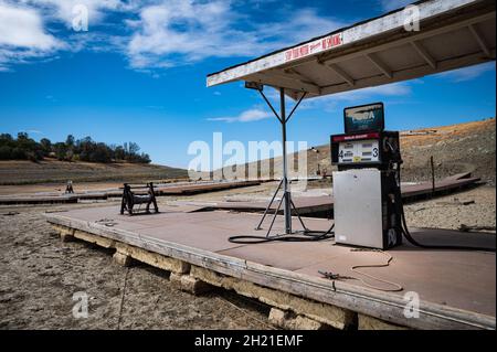 Una pompa del gas si trova su un molo presso un porticciolo vuoto di Ravine di Brown. I livelli dell'acqua sono ai minimi storici a causa della mancanza di pioggia, del tempo caldo e dei rilasci d'acqua. Foto Stock