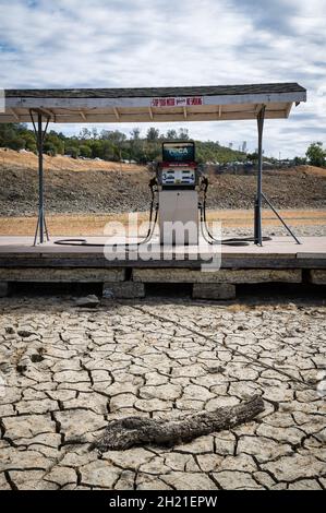 Una pompa del gas si trova su un molo presso un porticciolo vuoto di Ravine di Brown. I livelli dell'acqua sono ai minimi storici a causa della mancanza di pioggia, del tempo caldo e dei rilasci d'acqua. Foto Stock