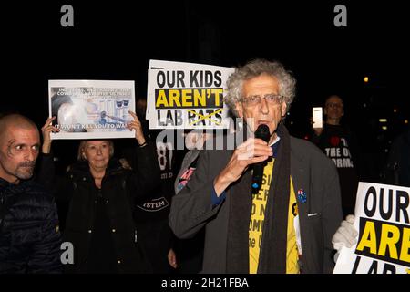 Westminster, Regno Unito. Attivista controverso e anti-Vaxxer Piers Corbyn che è il fratello del partito laburista MP, Jeremy Corbyn, è stato al di fuori della Camera dei Comuni questa sera con un gruppo dei suoi seguaci anti-vax alcuni dei quali hanno tenuto in mano i nostri Kids non sono Lab ratti poster. Il 5 novembre a Londra, il Piers Corbyn invitava la gente a venire a bruciare effigi di Boris Johnson e di altri. I suoi seguaci erano anche membri sfidanti del pubblico che indossavano maschere facciali Foto Stock