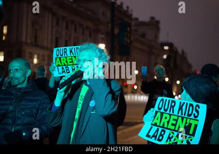 Westminster, Regno Unito. Attivista controverso e anti-Vaxxer Piers Corbyn che è il fratello del partito laburista MP, Jeremy Corbyn, è stato al di fuori della Camera dei Comuni questa sera con un gruppo dei suoi seguaci anti-vax alcuni dei quali hanno tenuto in mano i nostri Kids non sono Lab ratti poster. Il 5 novembre a Londra, il Piers Corbyn invitava la gente a venire a bruciare effigi di Boris Johnson e di altri. I suoi seguaci erano anche membri sfidanti del pubblico che indossavano maschere facciali Foto Stock