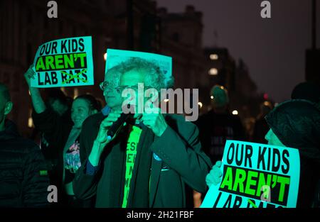 Westminster, Regno Unito. Attivista controverso e anti-Vaxxer Piers Corbyn che è il fratello del partito laburista MP, Jeremy Corbyn, è stato al di fuori della Camera dei Comuni questa sera con un gruppo dei suoi seguaci anti-vax alcuni dei quali hanno tenuto in mano i nostri Kids non sono Lab ratti poster. Il 5 novembre a Londra, il Piers Corbyn invitava la gente a venire a bruciare effigi di Boris Johnson e di altri. I suoi seguaci erano anche membri sfidanti del pubblico che indossavano maschere facciali Foto Stock