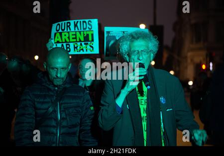 Westminster, Regno Unito. Attivista controverso e anti-Vaxxer Piers Corbyn che è il fratello del partito laburista MP, Jeremy Corbyn, è stato al di fuori della Camera dei Comuni questa sera con un gruppo dei suoi seguaci anti-vax alcuni dei quali hanno tenuto in mano i nostri Kids non sono Lab ratti poster. Il 5 novembre a Londra, il Piers Corbyn invitava la gente a venire a bruciare effigi di Boris Johnson e di altri. I suoi seguaci erano anche membri sfidanti del pubblico che indossavano maschere facciali Foto Stock