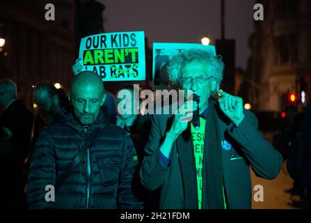 Westminster, Regno Unito. Attivista controverso e anti-Vaxxer Piers Corbyn che è il fratello del partito laburista MP, Jeremy Corbyn, è stato al di fuori della Camera dei Comuni questa sera con un gruppo dei suoi seguaci anti-vax alcuni dei quali hanno tenuto in mano i nostri Kids non sono Lab ratti poster. Il 5 novembre a Londra, il Piers Corbyn invitava la gente a venire a bruciare effigi di Boris Johnson e di altri. I suoi seguaci erano anche membri sfidanti del pubblico che indossavano maschere facciali Foto Stock