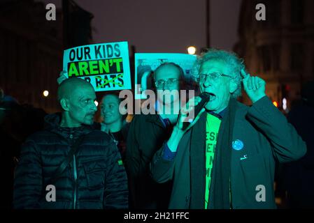 Westminster, Regno Unito. Attivista controverso e anti-Vaxxer Piers Corbyn che è il fratello del partito laburista MP, Jeremy Corbyn, è stato al di fuori della Camera dei Comuni questa sera con un gruppo dei suoi seguaci anti-vax alcuni dei quali hanno tenuto in mano i nostri Kids non sono Lab ratti poster. Il 5 novembre a Londra, il Piers Corbyn invitava la gente a venire a bruciare effigi di Boris Johnson e di altri. I suoi seguaci erano anche membri sfidanti del pubblico che indossavano maschere facciali Foto Stock
