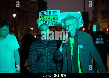 Westminster, Regno Unito. Attivista controverso e anti-Vaxxer Piers Corbyn che è il fratello del partito laburista MP, Jeremy Corbyn, è stato al di fuori della Camera dei Comuni questa sera con un gruppo dei suoi seguaci anti-vax alcuni dei quali hanno tenuto in mano i nostri Kids non sono Lab ratti poster. Il 5 novembre a Londra, il Piers Corbyn invitava la gente a venire a bruciare effigi di Boris Johnson e di altri. I suoi seguaci erano anche membri sfidanti del pubblico che indossavano maschere facciali Foto Stock
