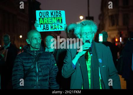 Westminster, Regno Unito. Attivista controverso e anti-Vaxxer Piers Corbyn che è il fratello del partito laburista MP, Jeremy Corbyn, è stato al di fuori della Camera dei Comuni questa sera con un gruppo dei suoi seguaci anti-vax alcuni dei quali hanno tenuto in mano i nostri Kids non sono Lab ratti poster. Il 5 novembre a Londra, il Piers Corbyn invitava la gente a venire a bruciare effigi di Boris Johnson e di altri. I suoi seguaci erano anche membri sfidanti del pubblico che indossavano maschere facciali Foto Stock