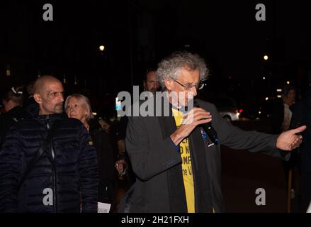 Westminster, Regno Unito. Attivista controverso e anti-Vaxxer Piers Corbyn che è il fratello del partito laburista MP, Jeremy Corbyn, è stato al di fuori della Camera dei Comuni questa sera con un gruppo dei suoi seguaci anti-vax alcuni dei quali hanno tenuto in mano i nostri Kids non sono Lab ratti poster. Il 5 novembre a Londra, il Piers Corbyn invitava la gente a venire a bruciare effigi di Boris Johnson e di altri. I suoi seguaci erano anche membri sfidanti del pubblico che indossavano maschere facciali Foto Stock