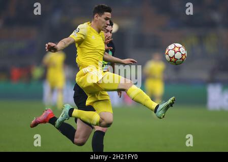 Milano, 19 ottobre 2021. Maxim Cojocaru dello sceriffo Tiraspol controlla la palla sotto pressione di Alessandro Bastoni del FC Internazionale durante la partita UEFA Champions League a Giuseppe Meazza, Milano. Il credito d'immagine dovrebbe essere: Jonathan Moscrop / Sportimage Foto Stock