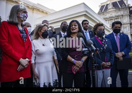 Washington, Stati Uniti. 19 Ott 2021. Il Rep. Pramila Jayapal (D-WA) parla insieme ad altri legislatori della Casa Progressive Caucus durante una conferenza stampa al di fuori della West Wing dopo l'incontro con il Presidente degli Stati Uniti Joe Biden per discutere il suo programma legislativo alla Casa Bianca a Washington, DC martedì 19 ottobre 2021. Foto di Samuel Corum/UPI Credit: UPI/Alamy Live News Foto Stock