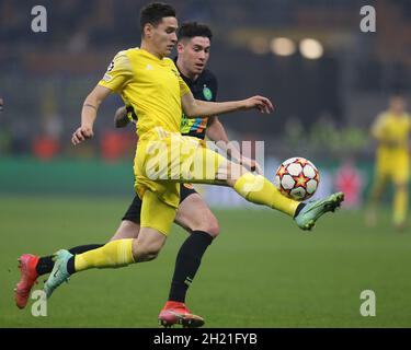 Milano, 19 ottobre 2021. Maxim Cojocaru dello sceriffo Tiraspol controlla la palla sotto pressione di Alessandro Bastoni del FC Internazionale durante la partita UEFA Champions League a Giuseppe Meazza, Milano. Il credito d'immagine dovrebbe essere: Jonathan Moscrop / Sportimage Foto Stock