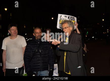 Westminster, Regno Unito. Attivista controverso e anti-Vaxxer Piers Corbyn che è il fratello del partito laburista MP, Jeremy Corbyn, è stato al di fuori della Camera dei Comuni questa sera con un gruppo dei suoi seguaci anti-vax alcuni dei quali hanno tenuto in mano i nostri Kids non sono Lab ratti poster. Il 5 novembre a Londra, il Piers Corbyn invitava la gente a venire a bruciare effigi di Boris Johnson e di altri. I suoi seguaci erano anche membri sfidanti del pubblico che indossavano maschere facciali Foto Stock