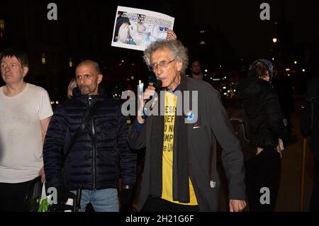 Westminster, Regno Unito. Attivista controverso e anti-Vaxxer Piers Corbyn che è il fratello del partito laburista MP, Jeremy Corbyn, è stato al di fuori della Camera dei Comuni questa sera con un gruppo dei suoi seguaci anti-vax alcuni dei quali hanno tenuto in mano i nostri Kids non sono Lab ratti poster. Il 5 novembre a Londra, il Piers Corbyn invitava la gente a venire a bruciare effigi di Boris Johnson e di altri. I suoi seguaci erano anche membri sfidanti del pubblico che indossavano maschere facciali Foto Stock