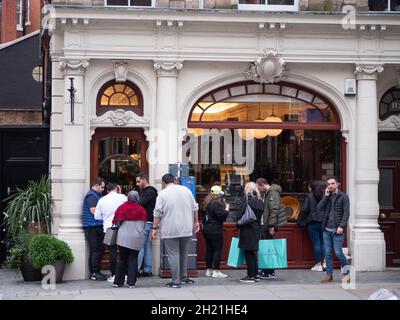 Fila di persone all'esterno del negozio Goyard di lusso di Mayfair London, Goyard vende bagagli in pelle, tronchi, borse e portafogli Foto Stock