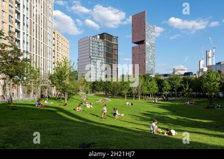 Edifici residenziali e Manhattan Loft Gardens grattacielo a East Village a Stratford, Londra Inghilterra Regno Unito Foto Stock