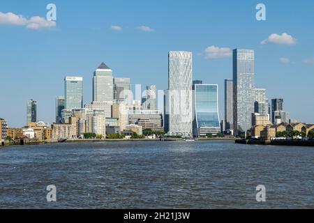 Grattacieli di London Canary Wharf visti dal Tamigi, Londra Inghilterra Regno Unito Foto Stock