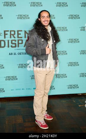 Berlino, Germania. 19 Ott 2021. Masud Akbarzadeh si presenta a Kino International per lo speciale screening di 'The French Dispatch'. Credit: Annette Riedl/dpa/Alamy Live News Foto Stock